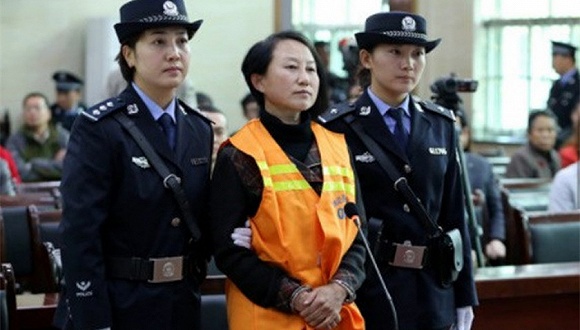 【法制晚报】"房姐"龚爱爱欠贷案开审 被诉清偿欠款796万