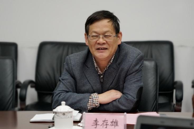 座谈会上,研究生院教学学籍办主任万洪英,网络信息中心副主任徐兵