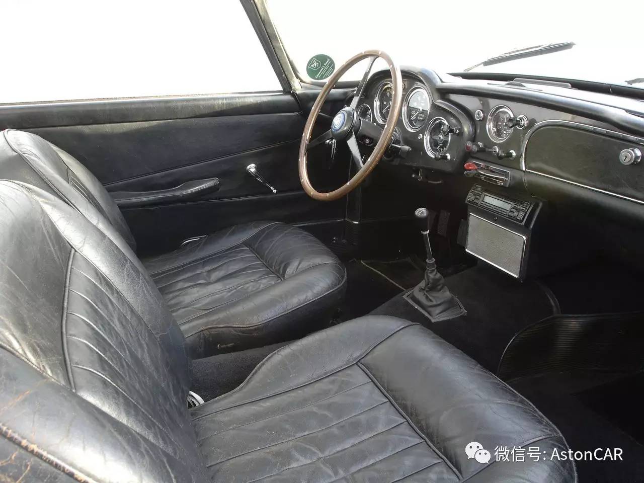 一辆被废弃在野外40年的阿斯顿·马丁DB4