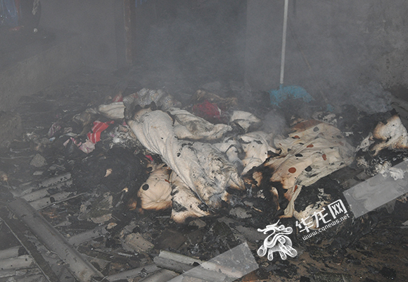 王敏)今(22)日凌晨,重庆沙坪坝区西永镇劳动村冷水沟,一民房发生火灾