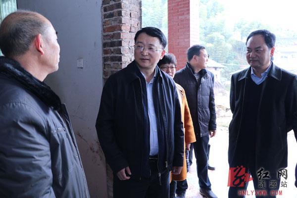 娄底市委副书记何文君(左二)在涟源市委副书记康昊宁(右一)陪同下,在