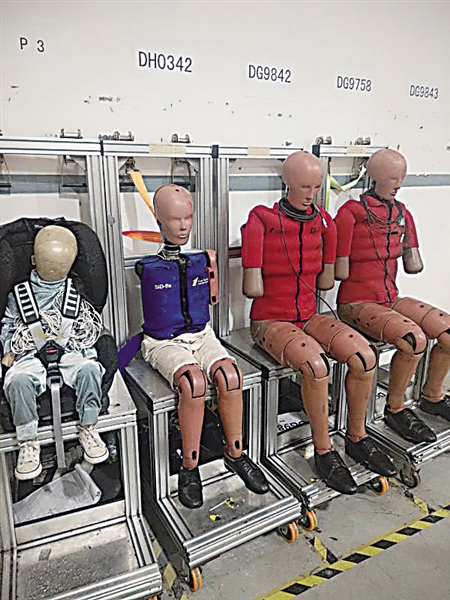 汽车碰撞试验 假人分男女老幼 最贵600万/个|假人|长安汽车|汽车_新浪