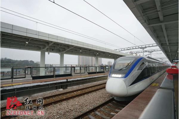 长株潭城铁c6913列车历时34分钟驶入田心东站