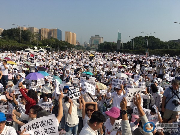 台湾反同团体万人占领凯达格兰大道 要求蔡英文出面