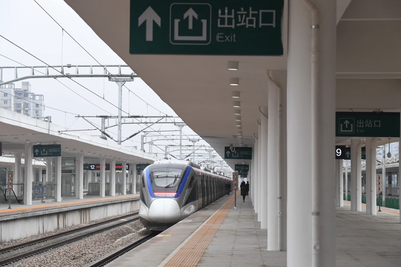 这是12月26日拍摄的长株潭城际铁路长沙站站台.