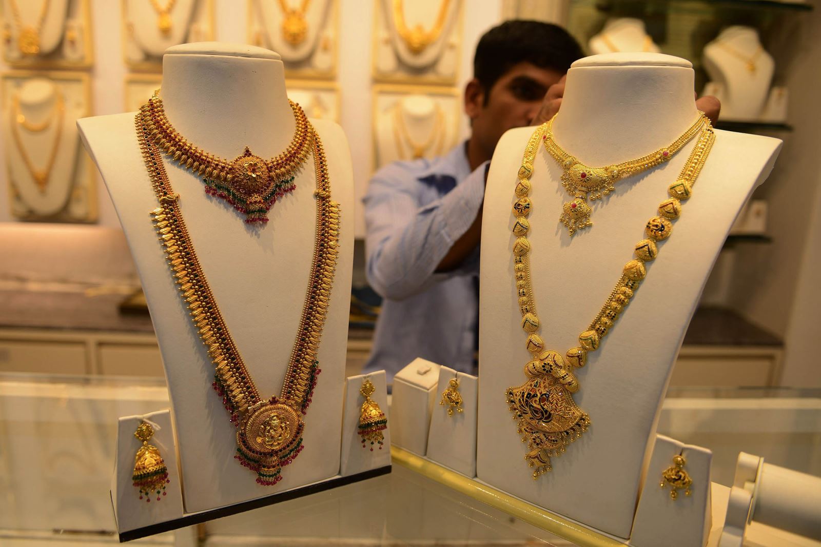 首先是印度考虑将下调黄金进口税金矿产量可能在2019年开始大幅回落.