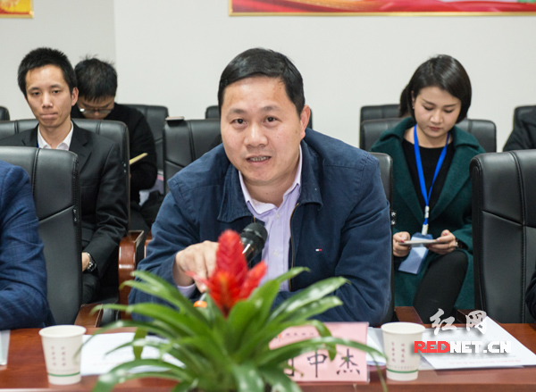 湖南湘江新区党工委委员,管委会副主任刘中杰出席授牌仪式并讲话.