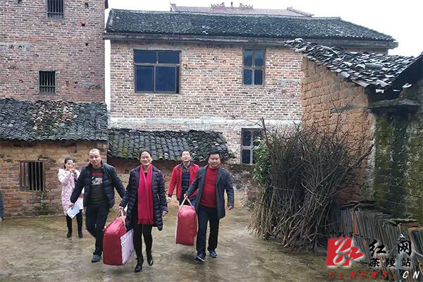 茶陵县:周萍到舲舫乡祠湾村走访贫困群众