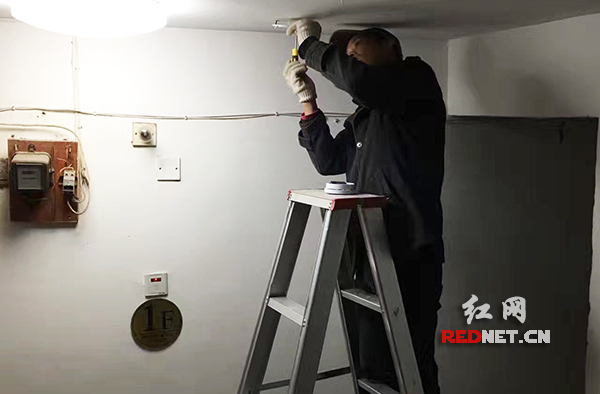 长沙天剑社区为辖区居民免费安装烟雾报警器