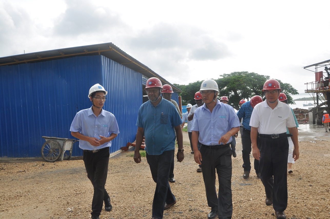 12月29日,我驻瓦使馆临时代办唐银龙陪同萨尔维总理视察了正在紧张