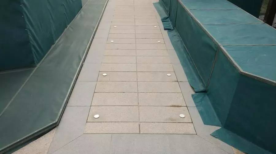 市政井装饰盖1,市政井装饰盖采用无边框隐形装饰井盖,隐形井盖周圈与