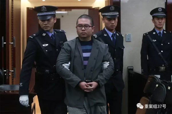李斯达被带入法庭听取判决. 新京报记者 王贵彬 摄