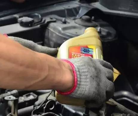 这么开车就是耍流氓！该罚！｜日报