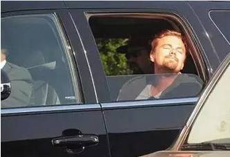 车上共有4扇窗，加上天窗有5扇！怎么开？