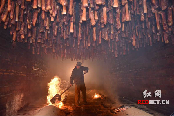 湘西养猪户举办"阅猪仪式" 庆祝腊肉上网走进千家万户