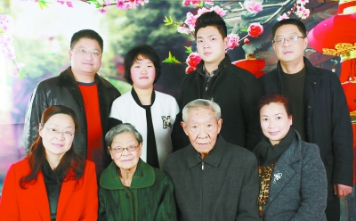 1961年毕业前夕,同学们聚在黄鹨酪老П,杨文钦与同