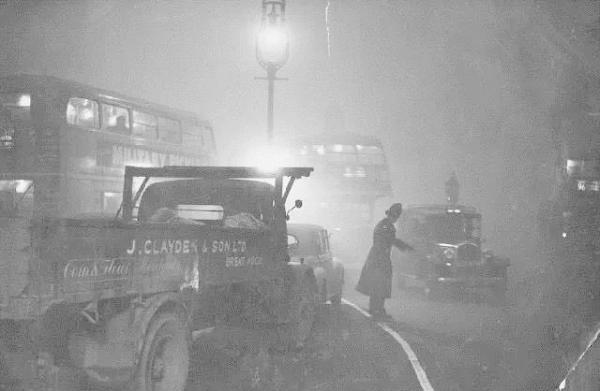 伦敦杀人雾中含有高浓度的so2,形成酸雾,具有急毒性,因此在雾霾爆发的