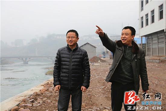 桑植县委副书记,县长赵云海在廖家村镇集镇查看沿河风光带建设.