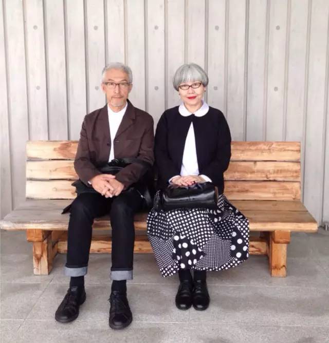 日本60岁老夫妻走红相爱36年天天穿情侣装
