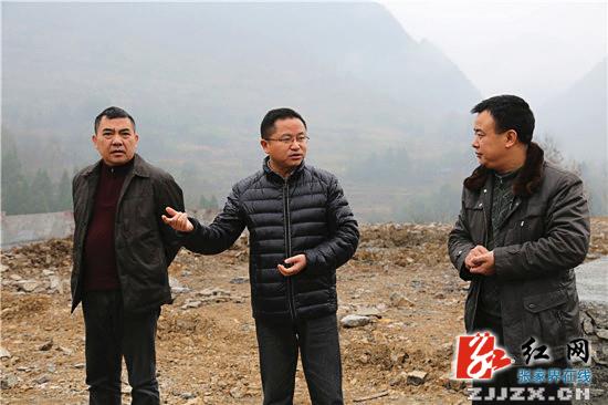 桑植县委副书记,县长赵云海在廖家村镇妖气洞村易地扶贫搬迁集中安置