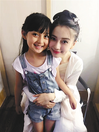 董鈊乐与angelababy合影6岁的董鈊乐告诉记者,刚看