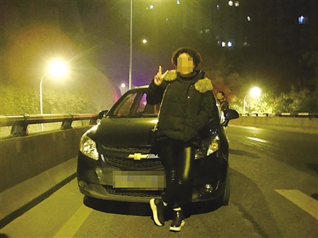 女司机醉驾取证摆造型
