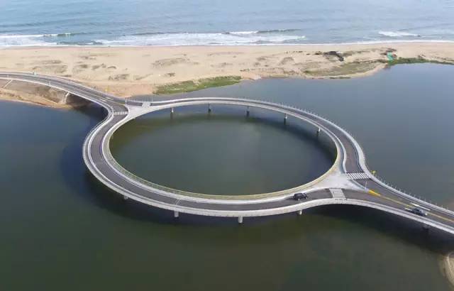 这么开车就是耍流氓！该罚！｜日报