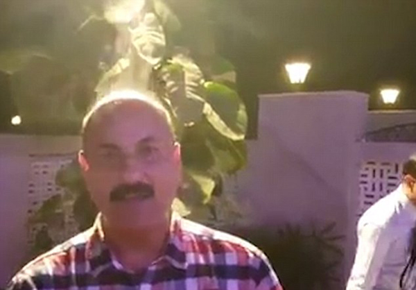 秃顶男子头顶"冒烟"视频走红网络(图)