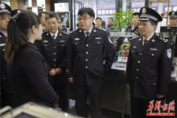 省公安厅厅党委副书记,常务副厅长周符波向经营业主了解社会治安情况.