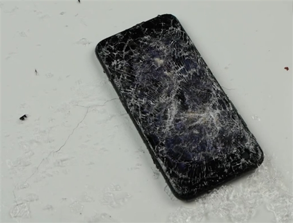 实在有点无聊虐机狂人为iphone7镀水晶膜后砸成渣
