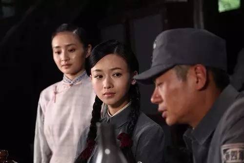 在《激战》中饰演军医江紫云▼