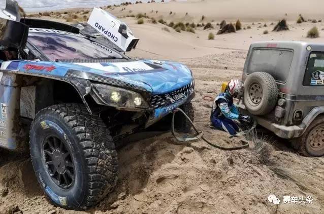 马拉松赛段开始 彼得·汉塞尔领先