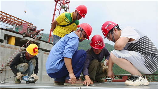 2009年在我校机械与运载工程学院工程力学专业毕业后入职贵州公路集团