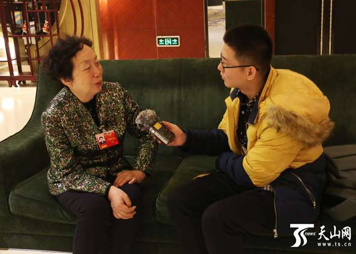 自治区政协委员牛晓萍接受记者采访,呼吁重视养老服务业发展.