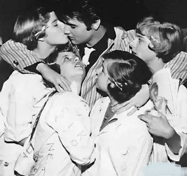 他有3000个女人，拍卖内裤，拥有100多台凯迪拉克！