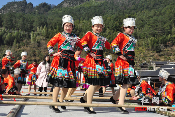 宝瑶村竹竿舞是宝瑶村瑶民从日常生活中获取灵感自创的舞蹈.