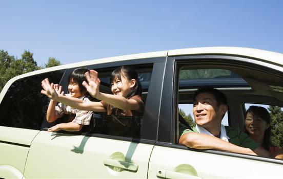 车上共有4扇窗，加上天窗有5扇！怎么开？