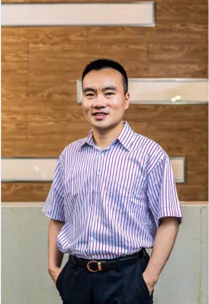 柳智柳智生于湖南邵阳,先后就读于清华大学,美国卡罗莱纳州立大学