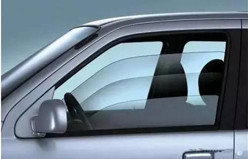 车上共有4扇窗，加上天窗有5扇！怎么开？