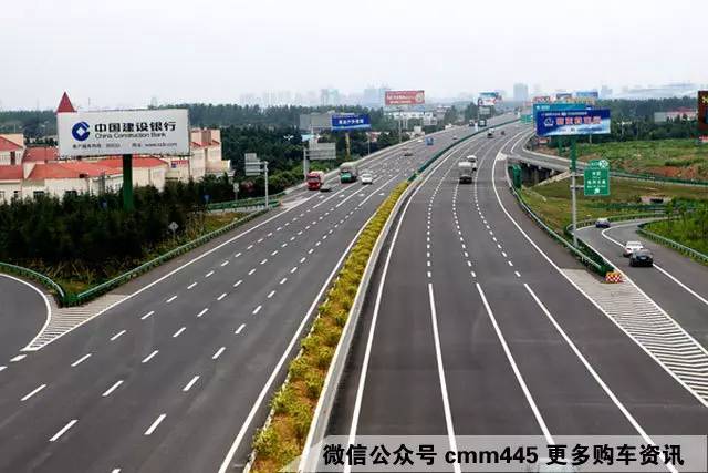 在雾天行驶 应该做到以下才能避免事故发生