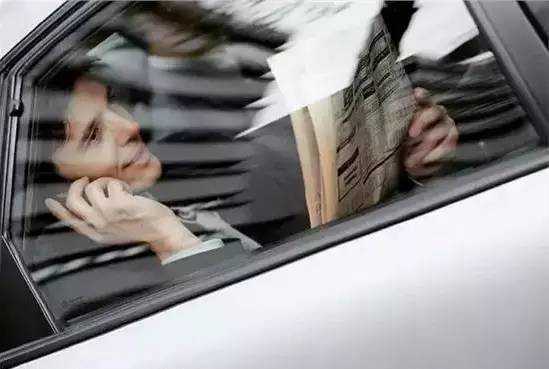 车上共有4扇窗，加上天窗有5扇！怎么开？