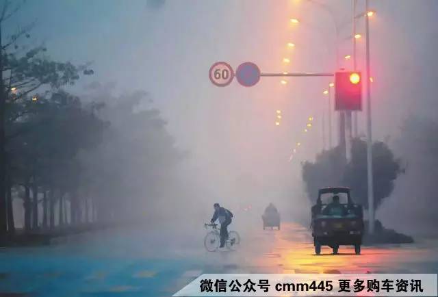 在雾天行驶 应该做到以下才能避免事故发生