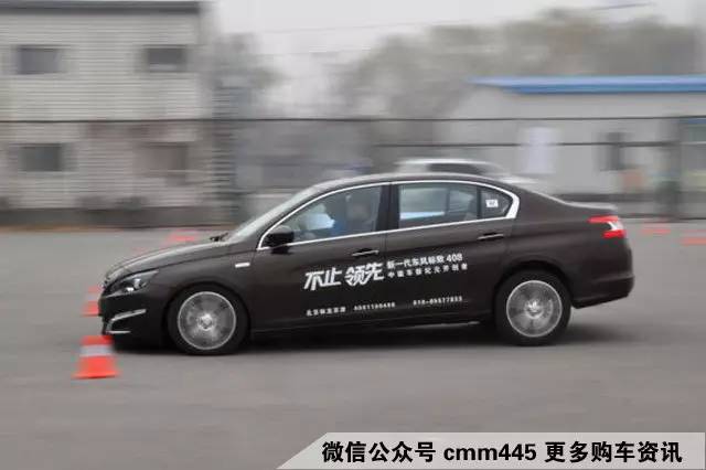 在雾天行驶 应该做到以下才能避免事故发生