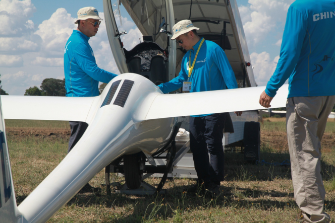 中国队在赛前认真检查滑翔机中国参赛飞行员商广伟的座驾——asw 28