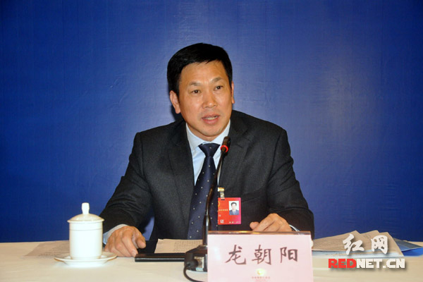 届人大七次会议新闻发言人,省人大常委会研究室副主任龙朝阳发布新闻