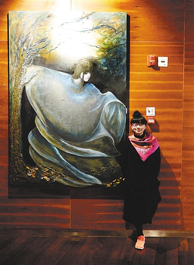 杨丽梅与女儿小彩旗画像合影以姐姐杨丽萍为素材创作的画杨丽梅老公赵