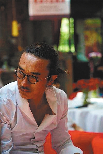 这个女人,一生只画杨丽萍和小彩旗