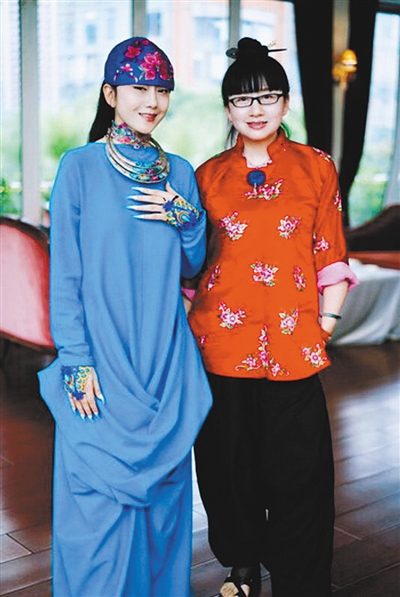 杨丽梅老公赵八旬以姐姐杨丽萍为素材创作的画杨丽梅与女儿小彩旗画像