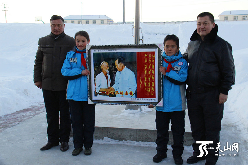 托里县小手拉大手共同升国旗