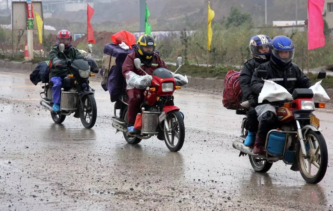 广西梧州:"摩托大军"冒雨骑行400公里回家过年(图/视觉中国)